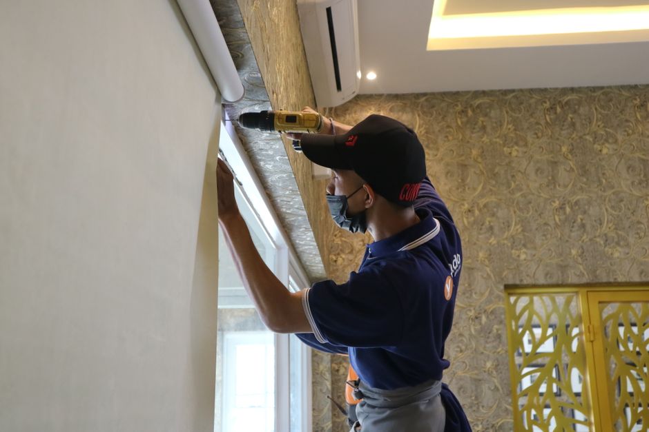 técnico a reparar estores e persianas